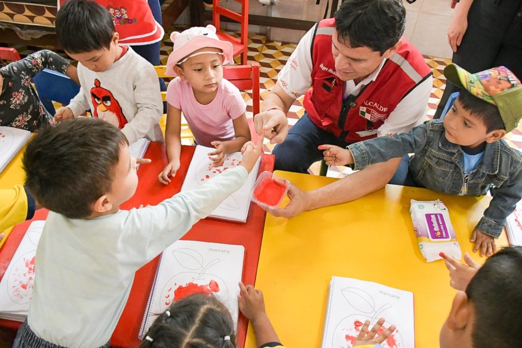 Alcalde fiscaliza trabajo en los Centros Infantiles.