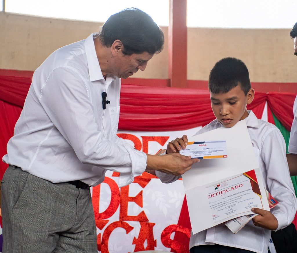 Cien estudiantes recibieron Becas a la Excelencia Académica.